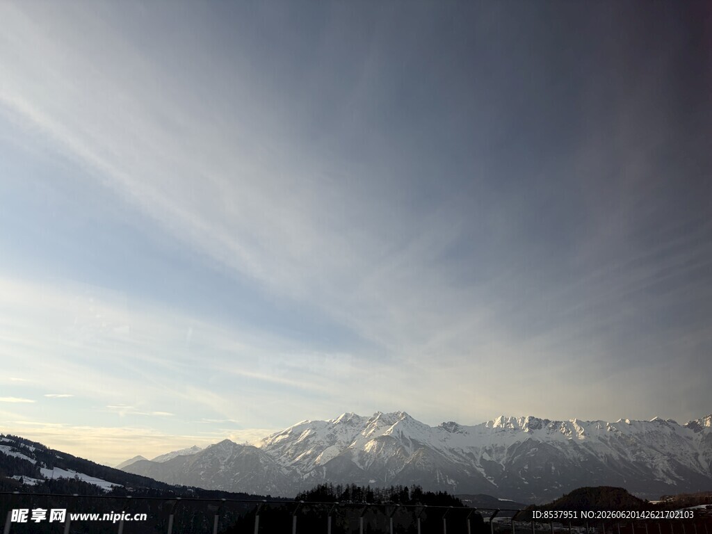 雪山远景 天际流云
