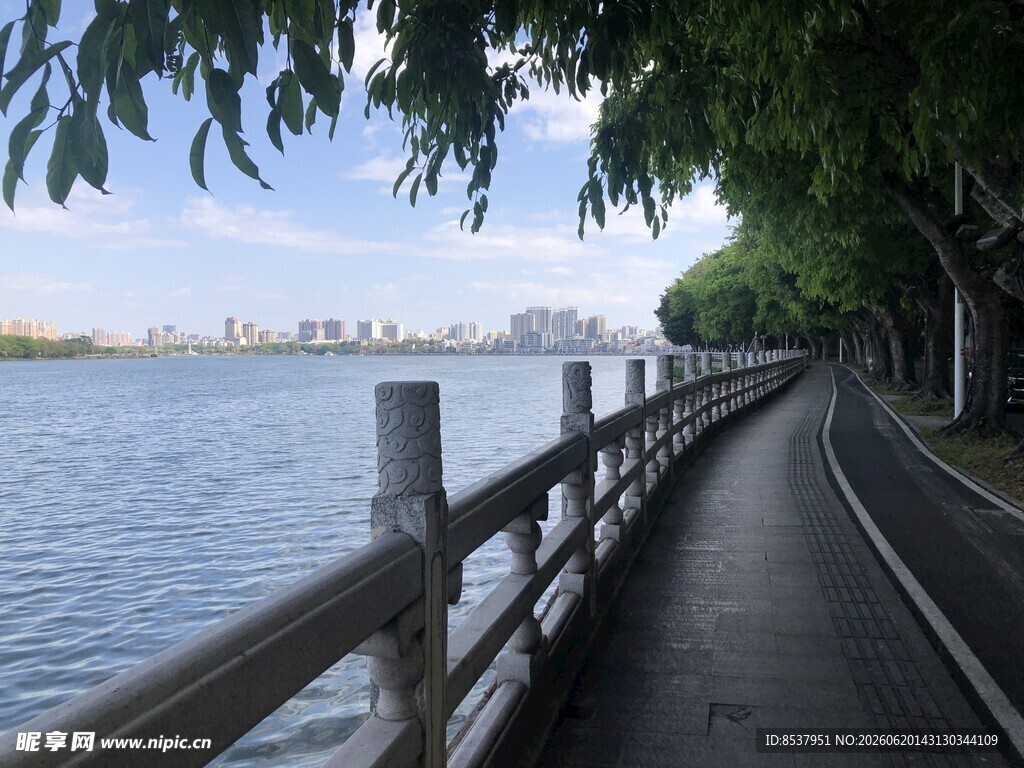长廊 绿树 湖水