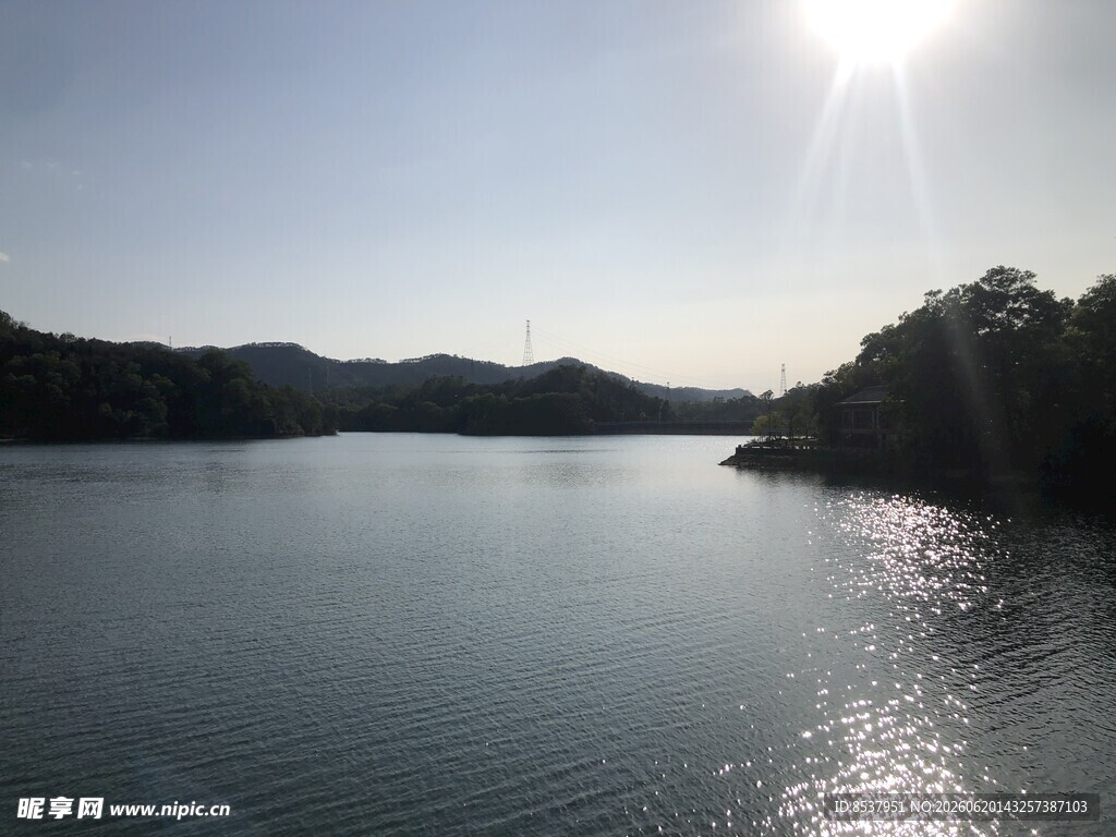 湖水 树木 远山