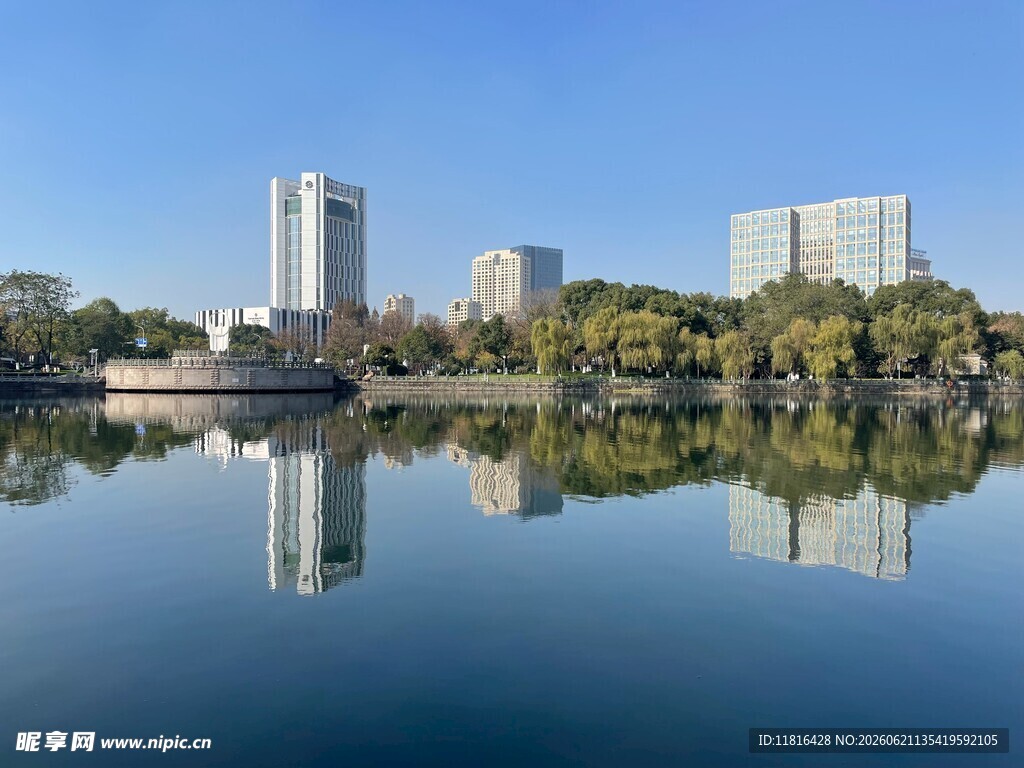 湖畔高楼倒影景观