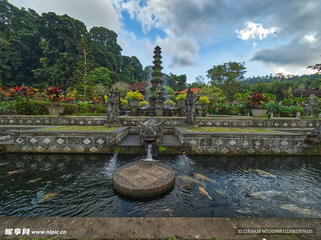 巴厘岛美丽的花园水景