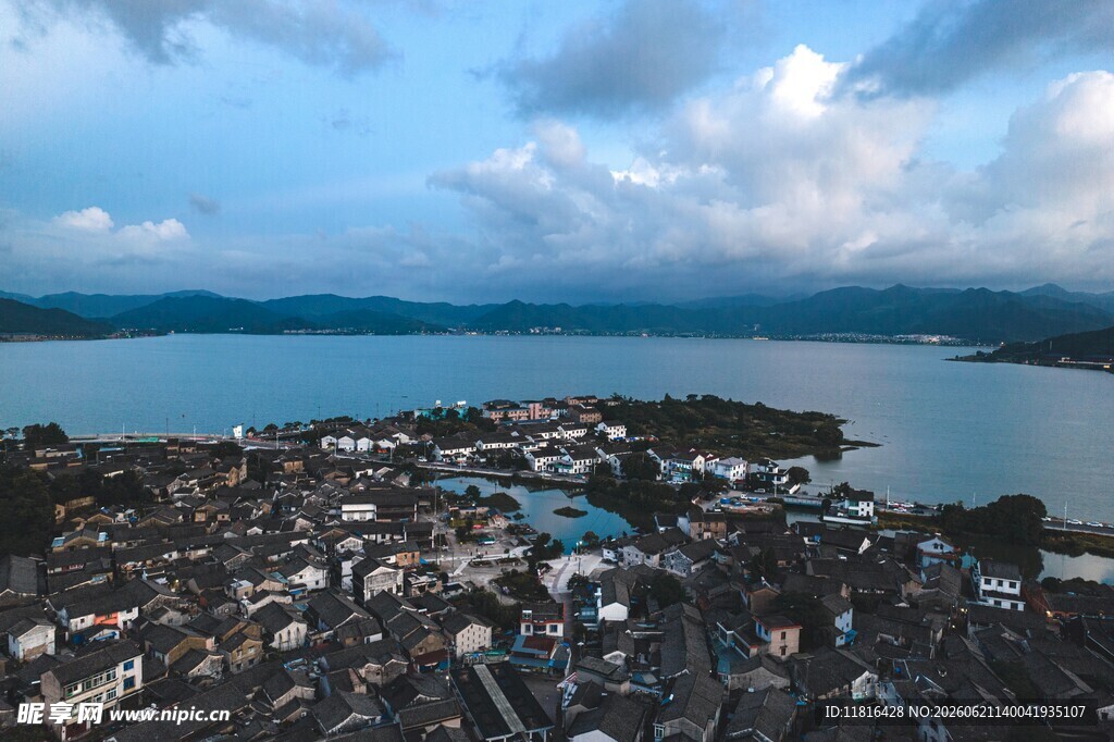 湖畔城镇美景俯瞰
