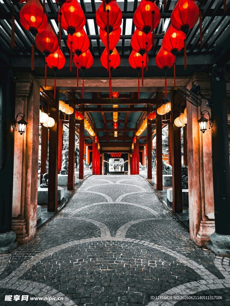 古巷红灯笼营造中式氛围