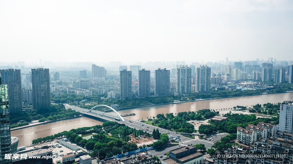 城市河畔高楼景观