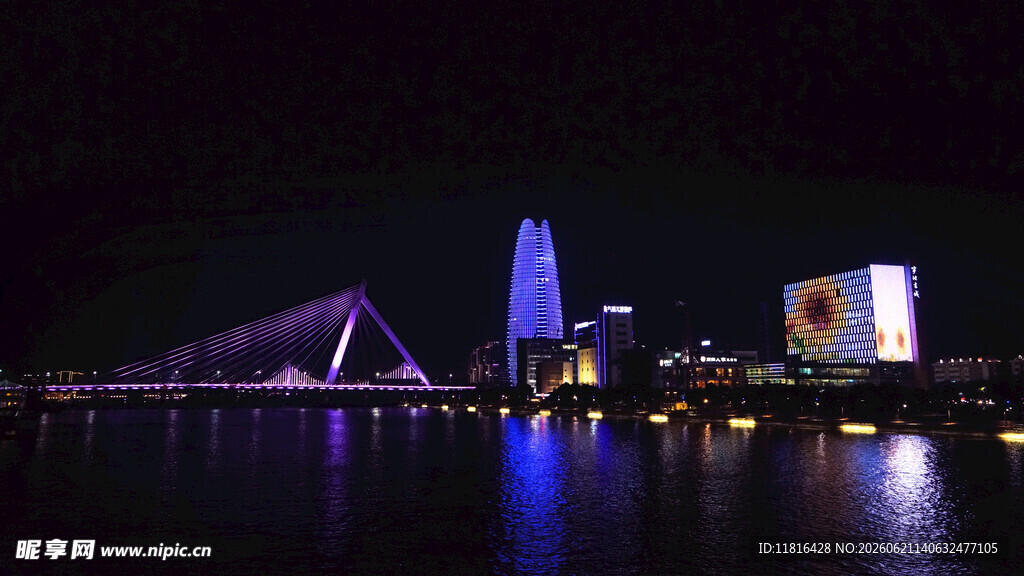 城市夜景中的璀璨建筑桥梁