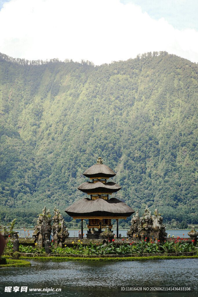 湖畔古亭与青山美景