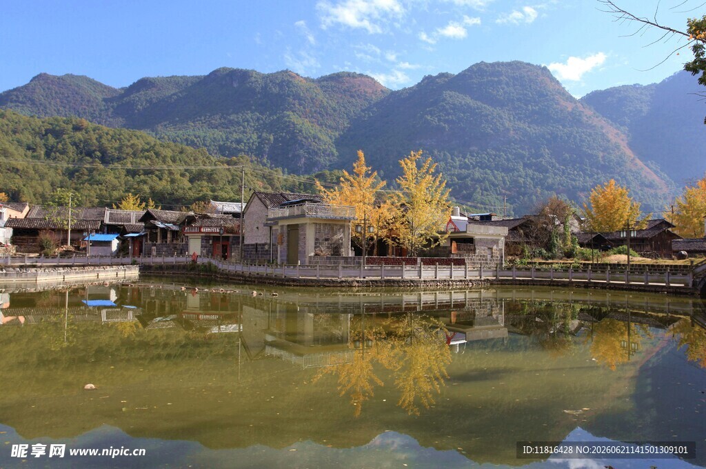 秋日湖畔古村落美景