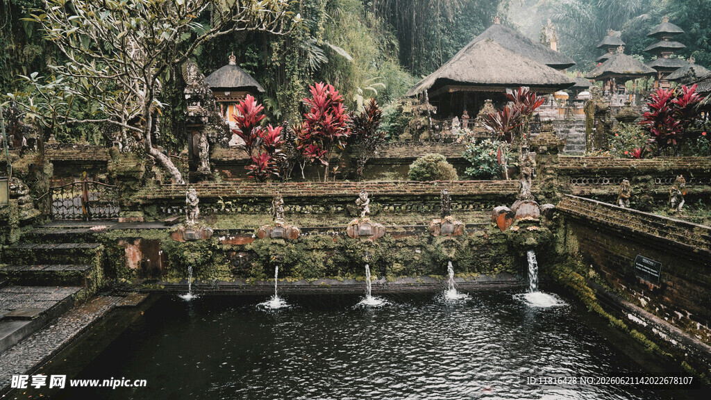 巴厘岛传统庙宇前的水景