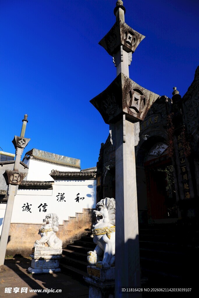 古建街巷蓝天映衬的景致