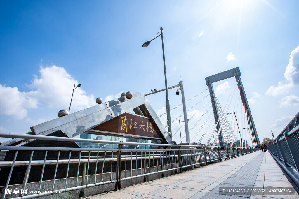 海滨码头的现代船只景观