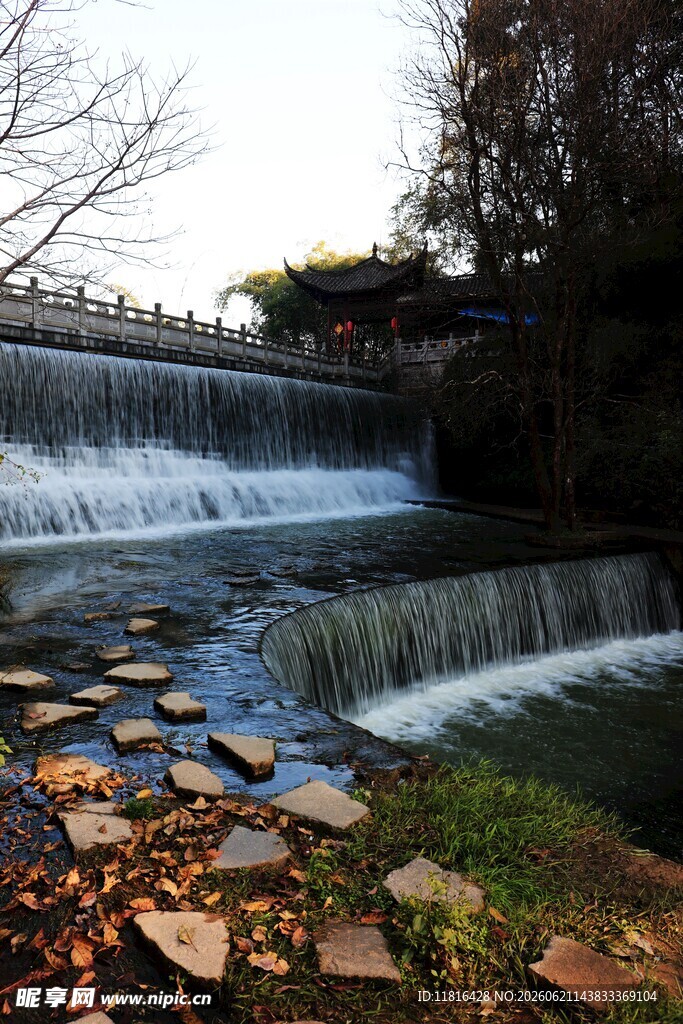溪边石阶流水秋景画面