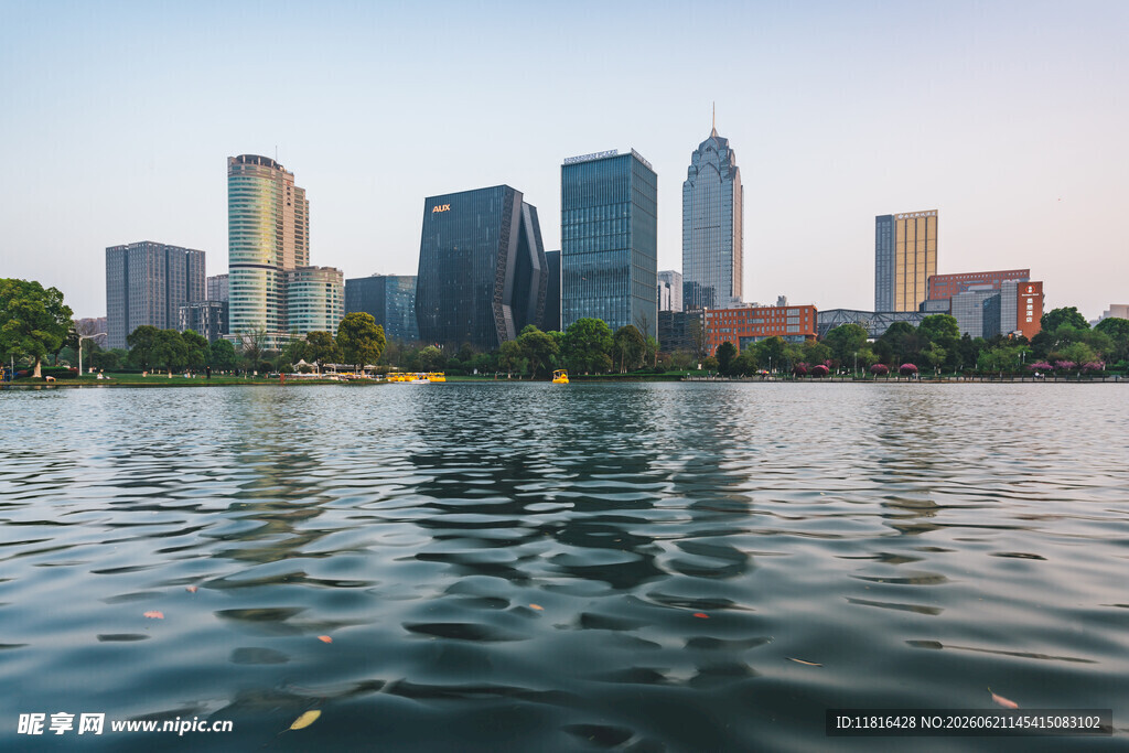 湖畔城市天际线美景