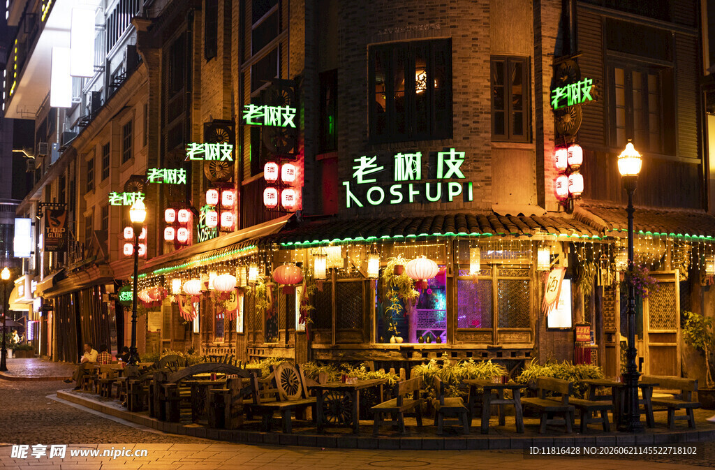 夜晚街边的热闹烤串店