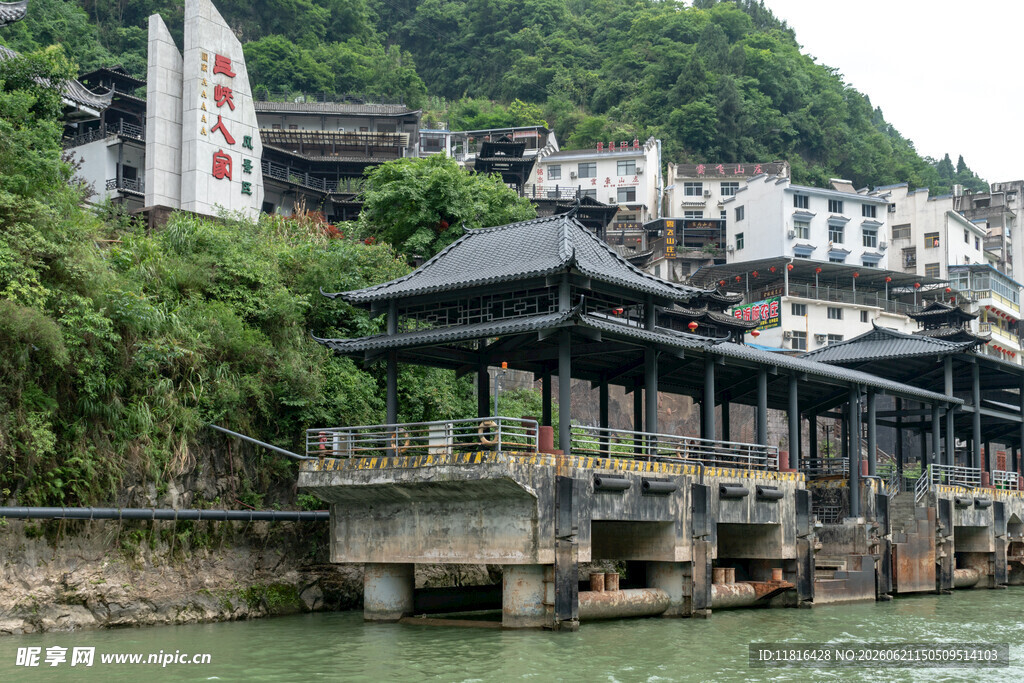 江边古廊桥与沿岸民居