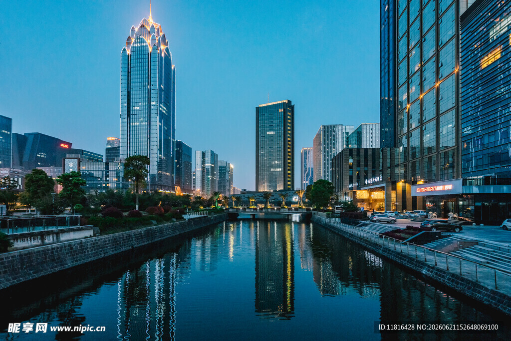 城市河畔夜景璀璨建筑群