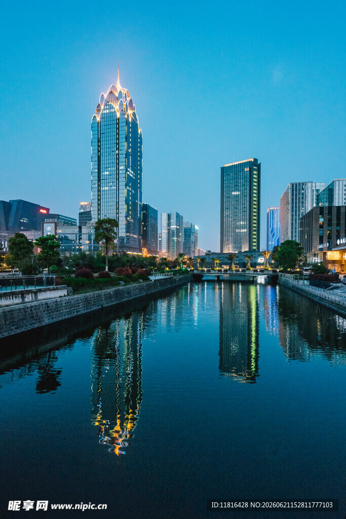 城市河畔夜景璀璨灯火