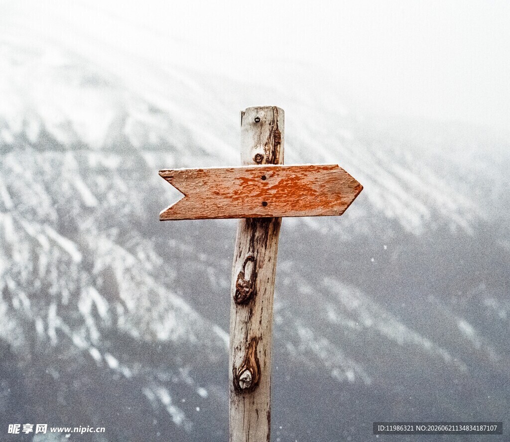 山间木质路标指向远方