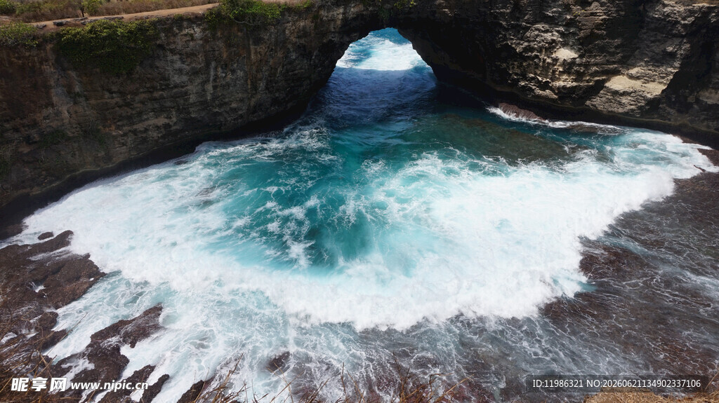 海边洞穴涌浪美景