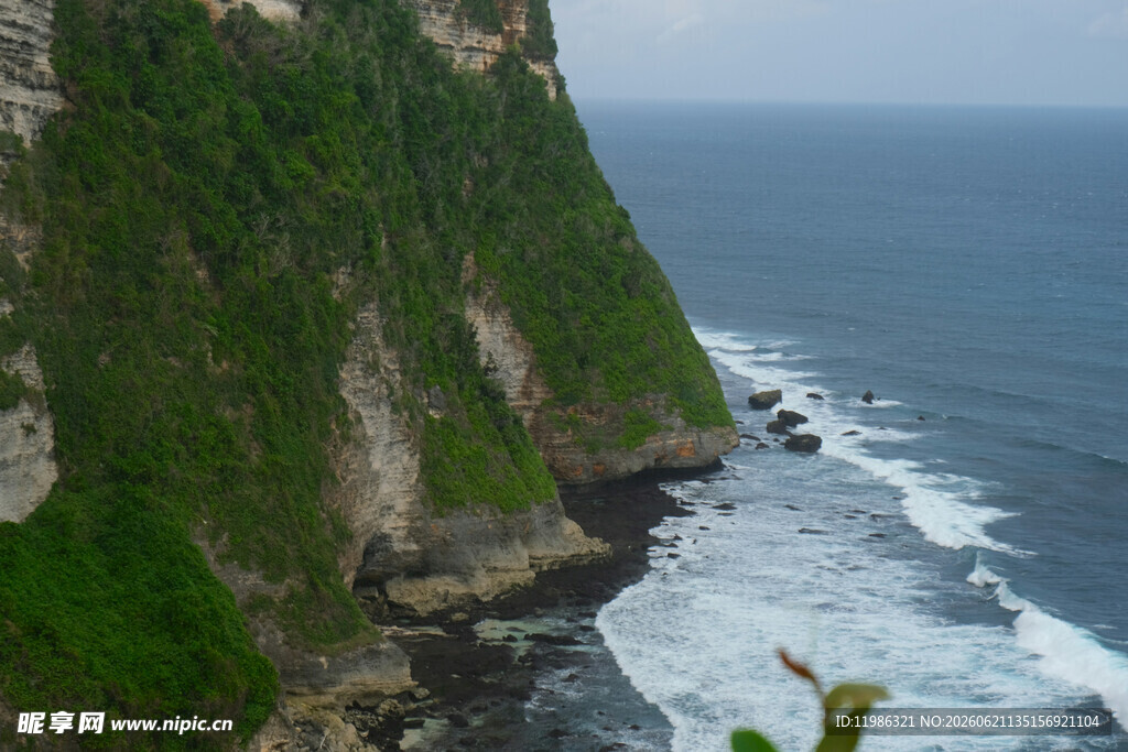 海岸悬崖边的壮阔海景