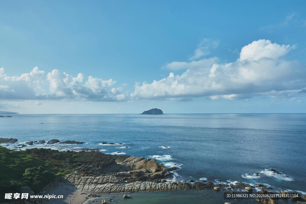 海边美景远处小岛与蓝天