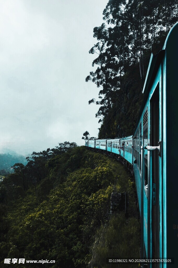 山间蓝色悬空观景走廊