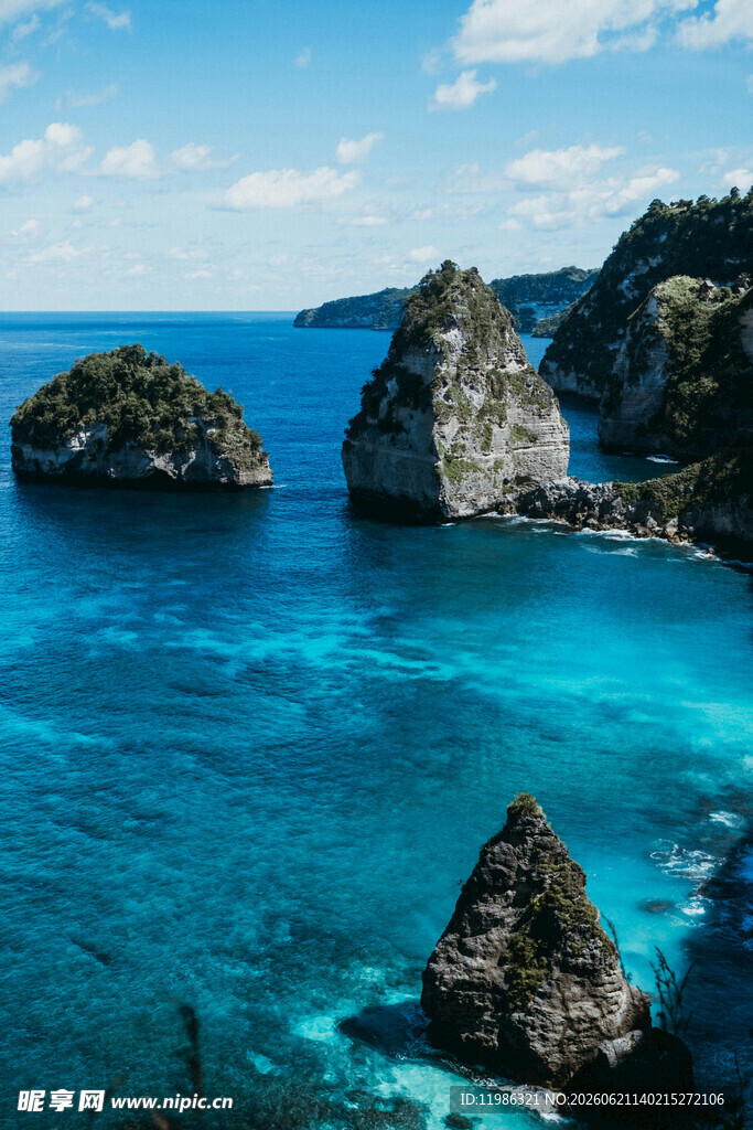 蓝色海域中的嶙峋礁石