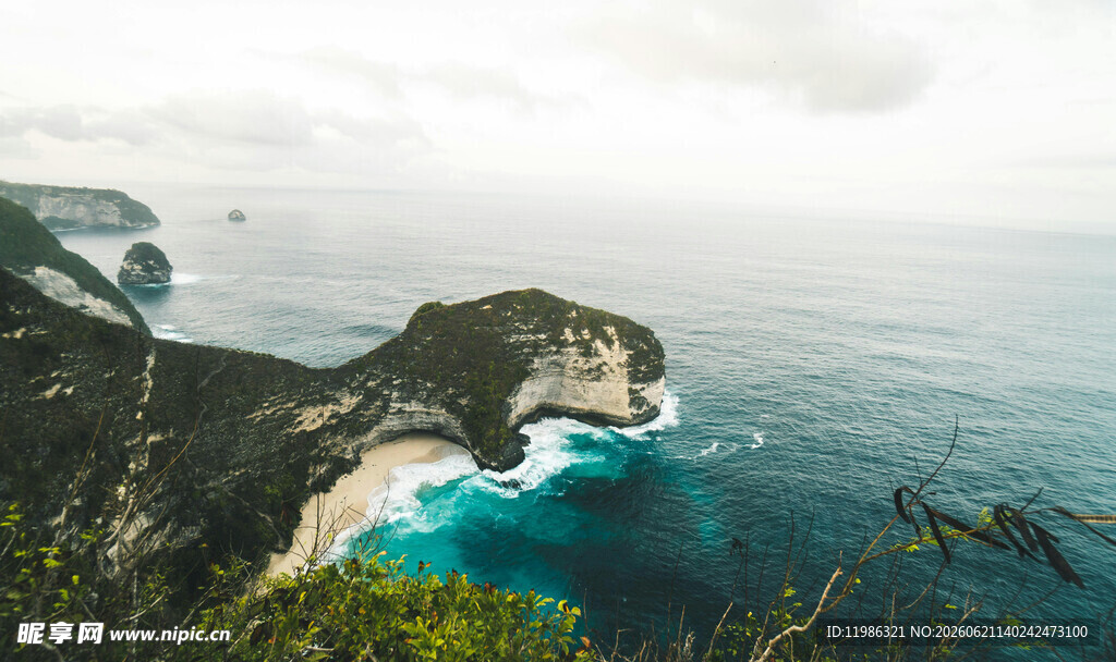 壮丽海景中的悬崖与碧海