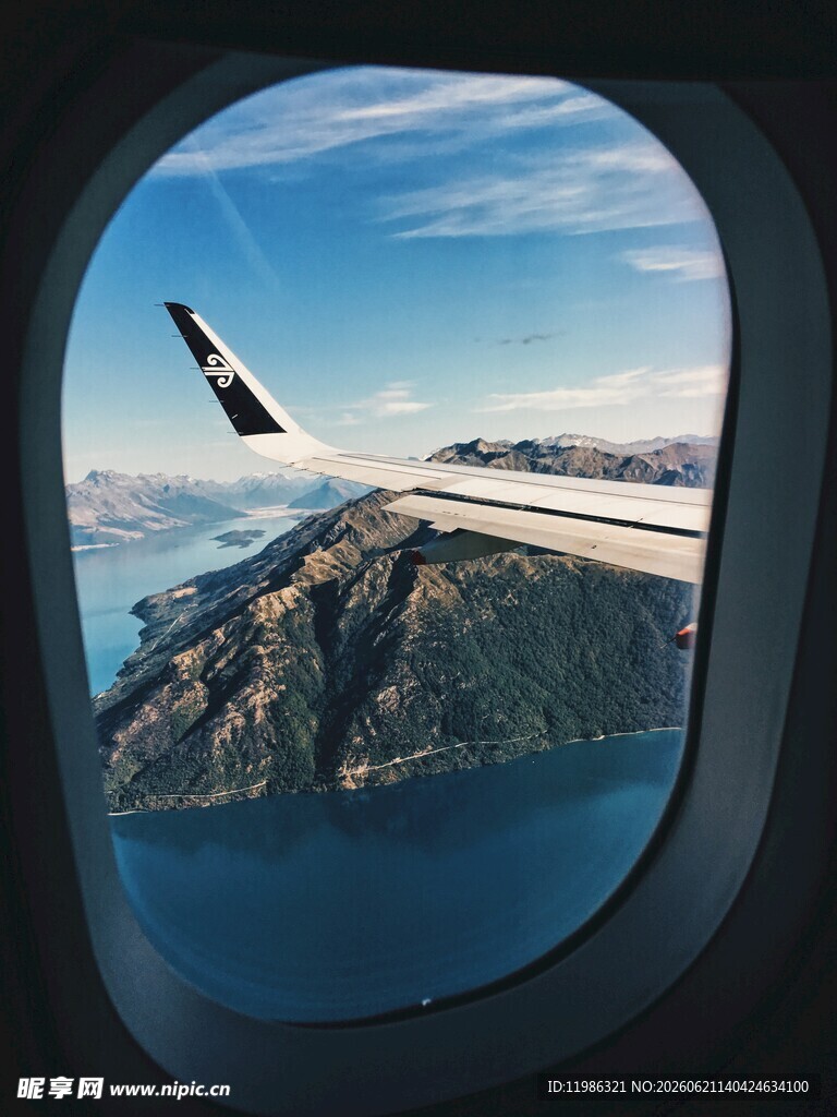 机窗外的山海美景