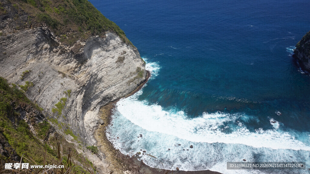 海岸美景海浪拍击悬崖
