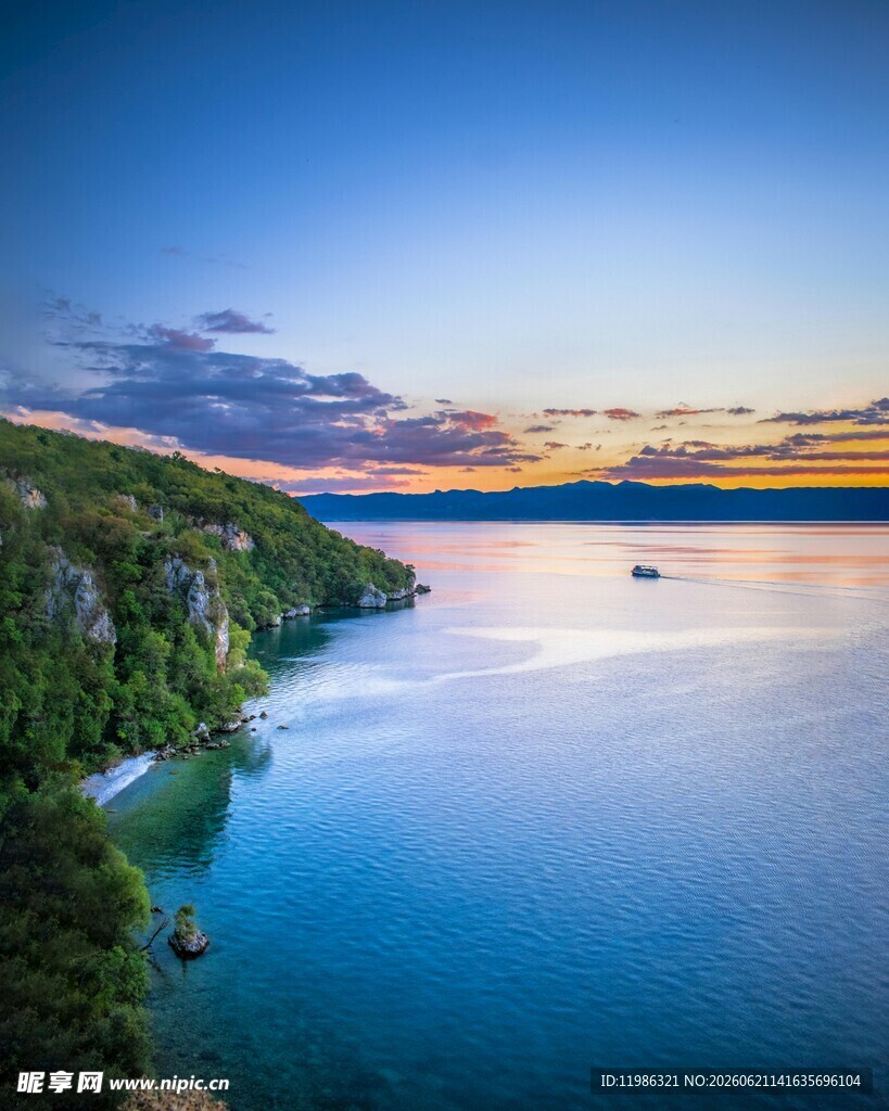 美丽湖畔黄昏景色