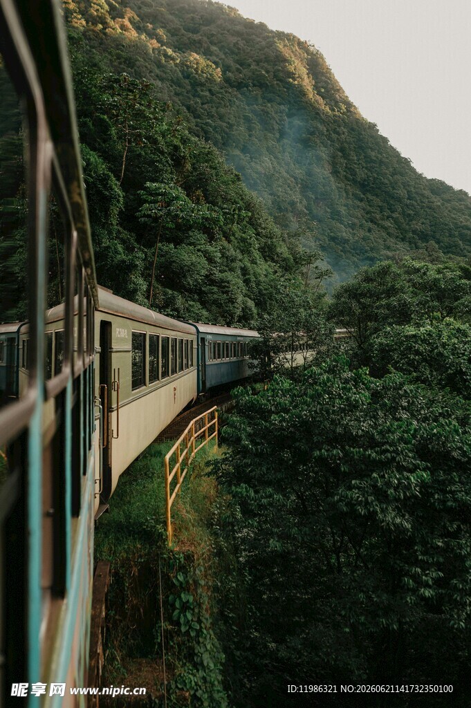 山间穿行的列车美景