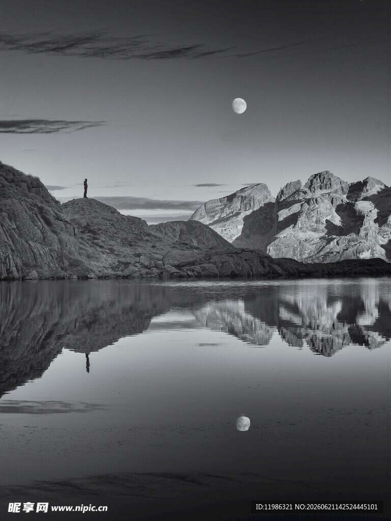 月夜山水倒影静谧美景