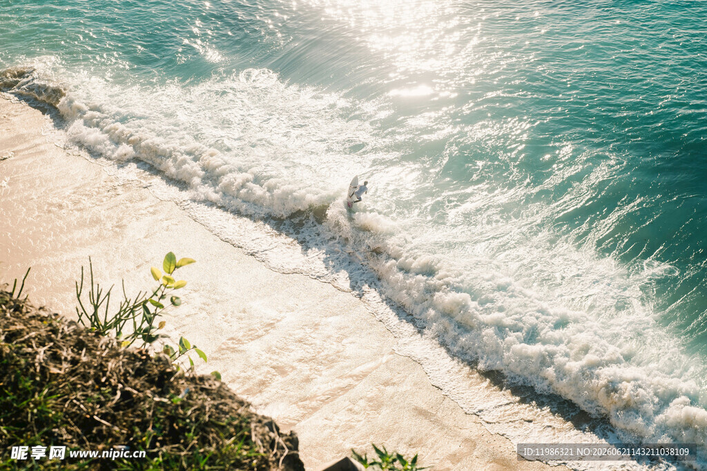 海边浪涌阳光洒落美景