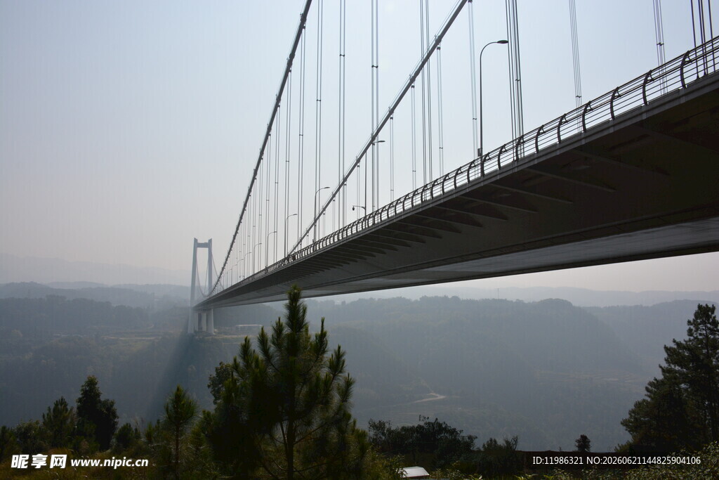 壮观悬索桥横跨山间