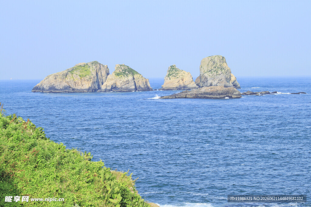 海边嶙峋礁石与葱郁岸景