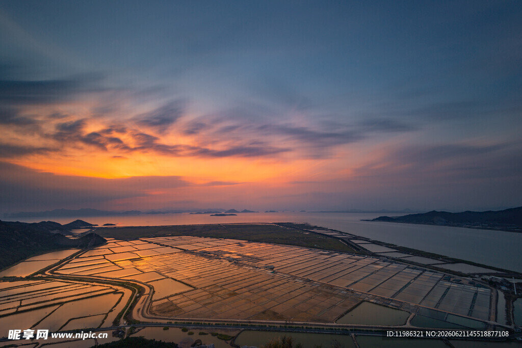 夕阳下的壮美水田风光