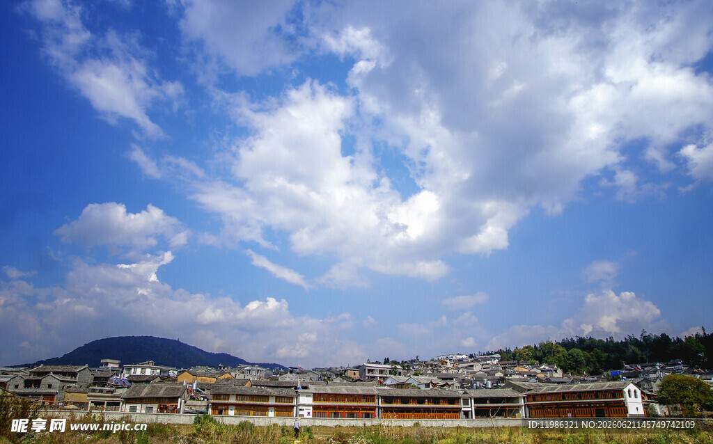蓝天白云下的城市远景