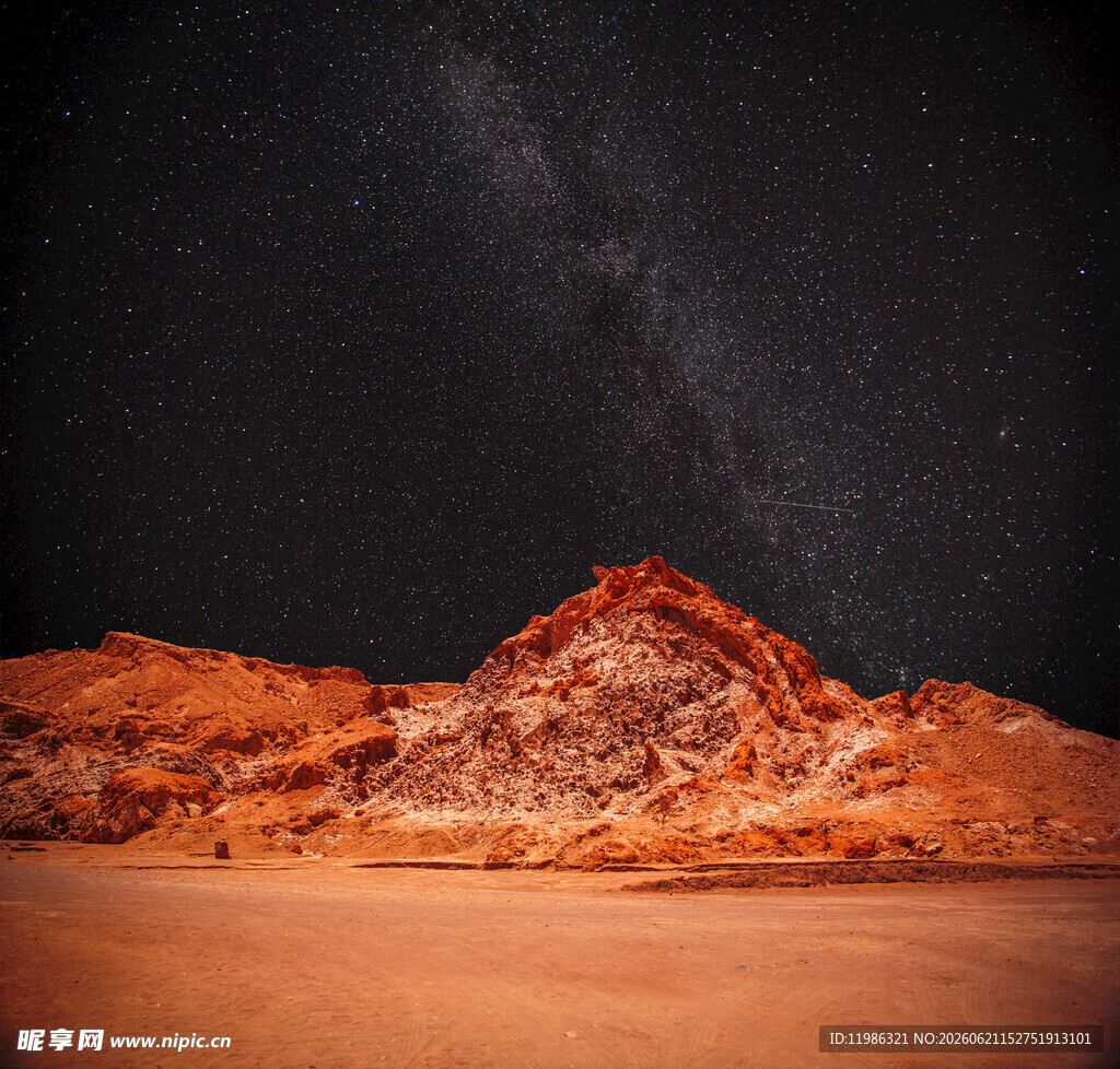 沙漠星空下的壮丽山丘