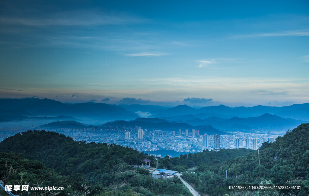 山巅俯瞰城市与远山美景