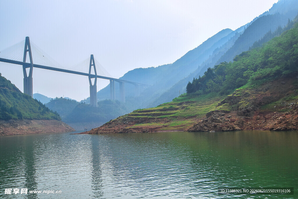 壮丽峡谷大桥横跨绿水