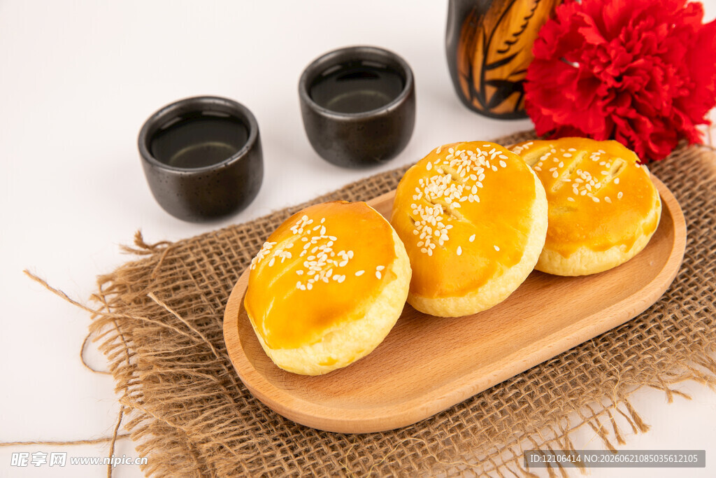 老婆饼摆于木盘上