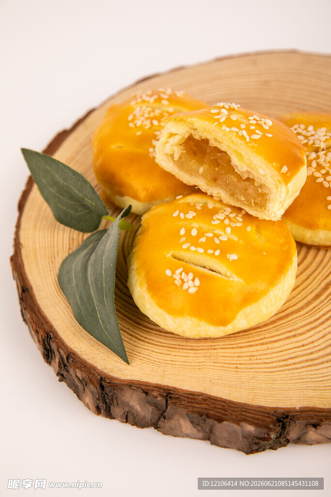 木制盘上的美味芝麻酥饼老婆饼