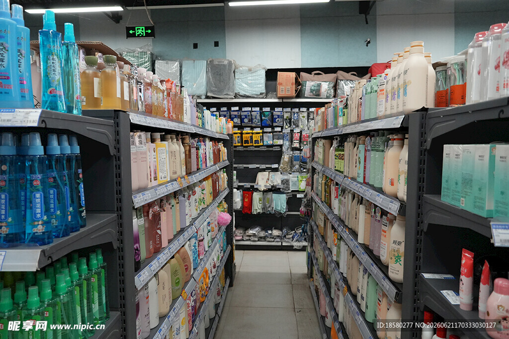 超市内景展示丰富商品
