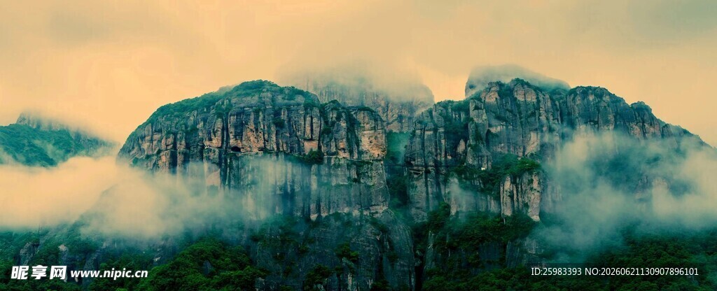 山峰云雾