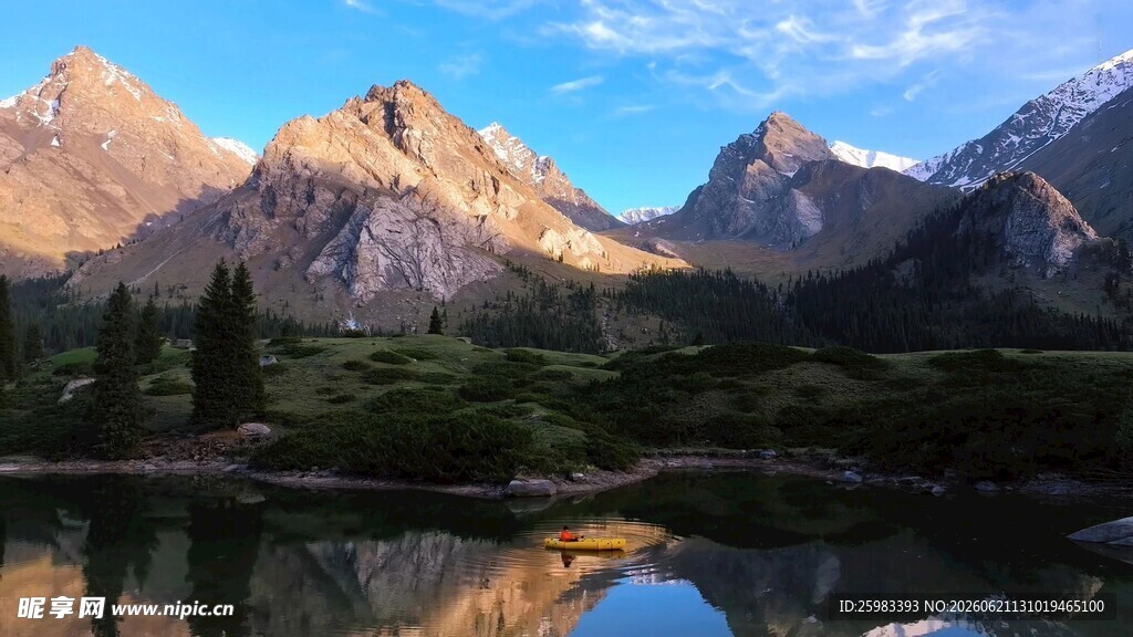雪山湖泊