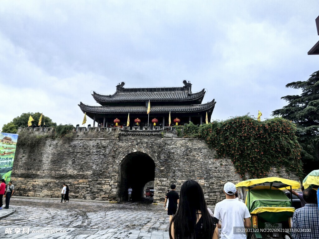 古城门下的热闹景象