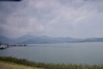湖畔乌云下的宁静山水景