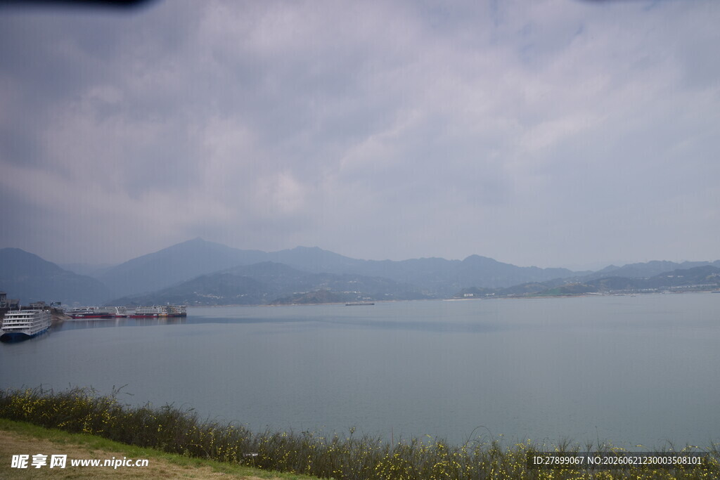湖畔乌云下的宁静山水景