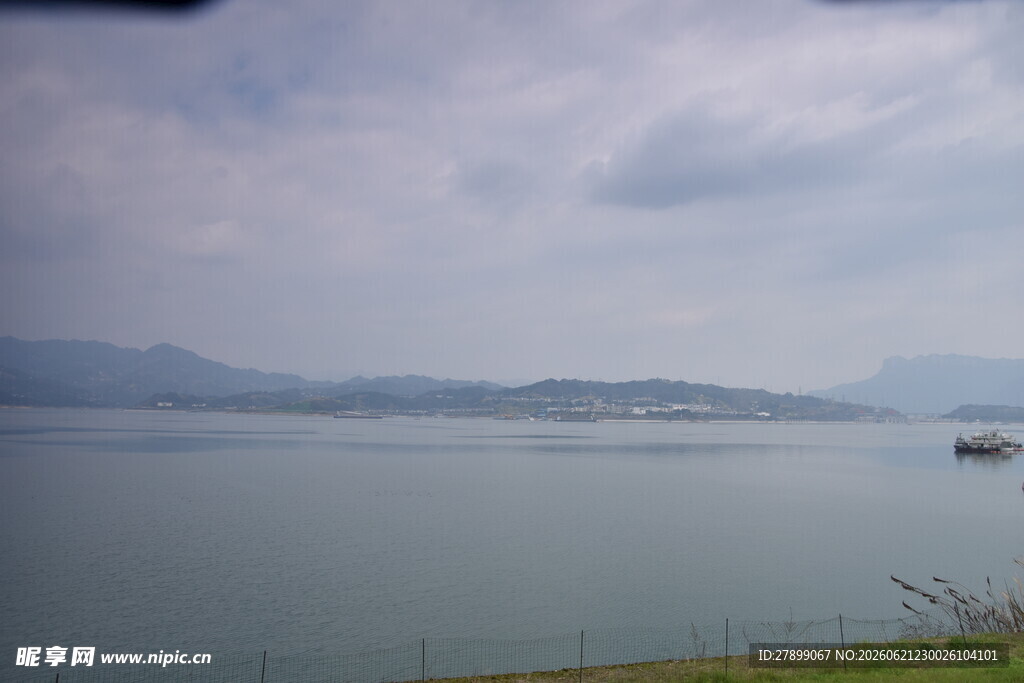 宁静湖畔风光