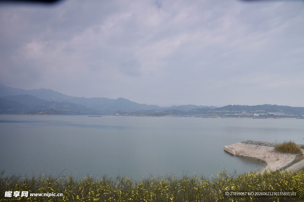 宁静湖畔自然风光